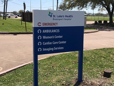 A post and panel for St. Luke's Health created by National Signs.