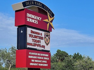 Outdoor digital sign for Deer Park Community Services in front of a blue sky.